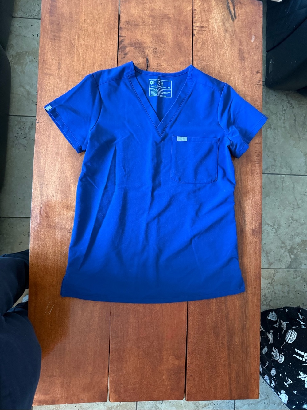 FIGS sapphire blue V-Neck Scrub Top and uman bottoms set - Picture 2 of 11